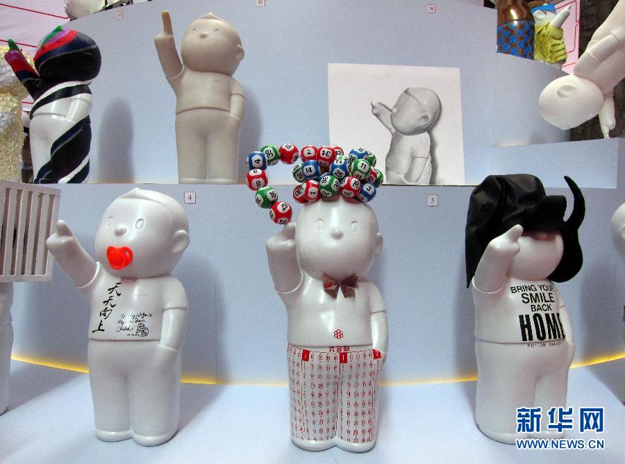 这是11月14日在香港文化中心拍摄的造型各异的“天天向上”塑像。近日,“天天向上”创意雕塑作品展在香港举行。展览以香港本土艺术家荣念曾创作的概念漫画为主题,展出社会各界人士以“天天向上”毛坯雕塑为原型绘制出的各种造型的创意作品。展览旨在推动人们发扬创意文化精神,挖掘自身丰富的想象力。新华社记者赵宇思摄