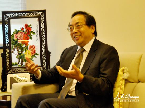 香港大学校长徐立之在办公室内接受人民网独家专访。（摄影：李毓涵）