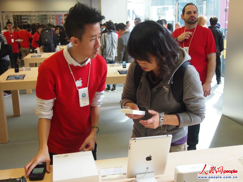 ���ź�ɫ���ĵ�ԱΪ�˿��ṩ���񡣣���Ӱ���ܺ��