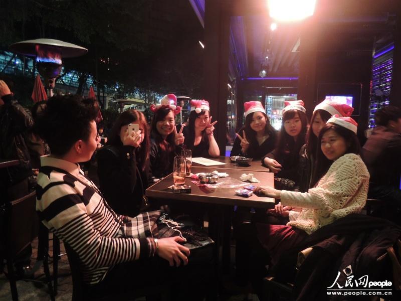 �ڼ�ɳ�׶�����һ�Ҿưɣ�һȺŮ��ͷ��ʥ��ñ������һ��һ�ȵ�ʥ���ڡ�����Ӱ���ܺ��