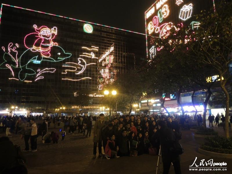 �ڼ�ɳ�׶����Ĺ㳡�ϣ�һȺ�������ļ������ա�����Ӱ���ܺ��