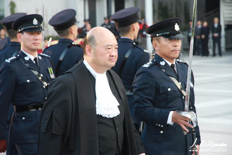 香港警察仪仗队在爱丁堡广场举行庄重仪式,接受香港终审法院首席法官