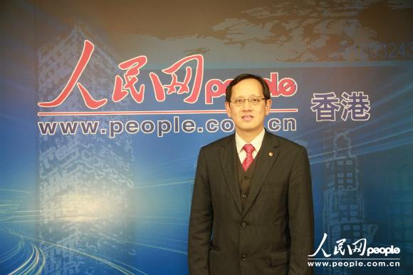 香港中国旅行社有限公司新闻发言人吴熹安先生作客人民网香港直播间。(摄影:陈典)