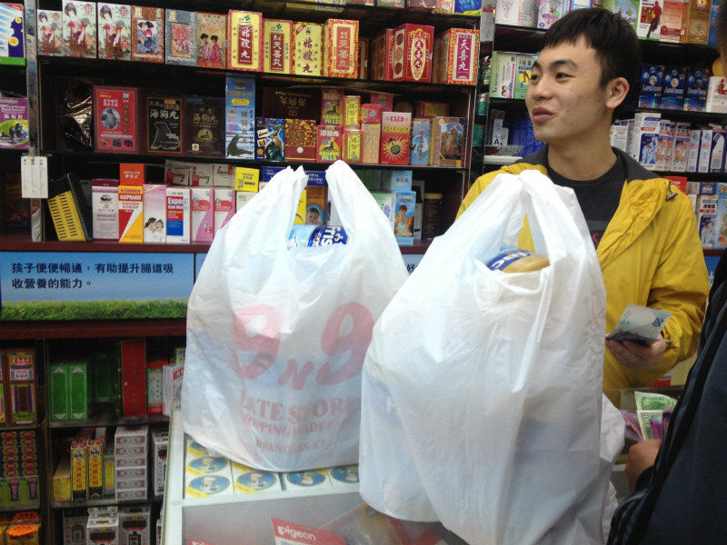 香港奶粉出境新规实施两天 45人超量携带被捕