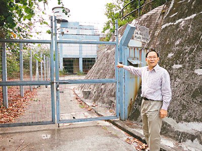 梁志祥于日前专程带领记者到流浮山视察,笑谈流浮山警署历史上的"