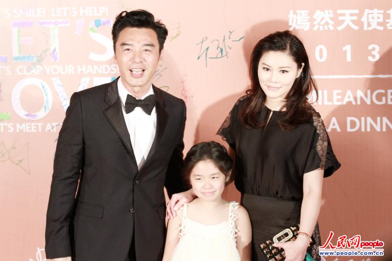 香港艺人钟镇涛携妻子女儿出席晚宴.(摄影:曹海扬)