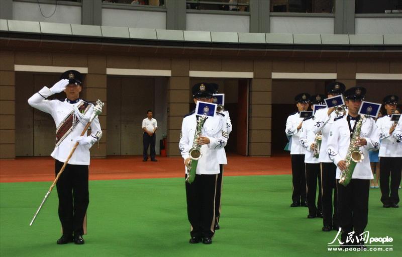 香港警察乐队在庆祝回归的仪式上，高奏国歌。