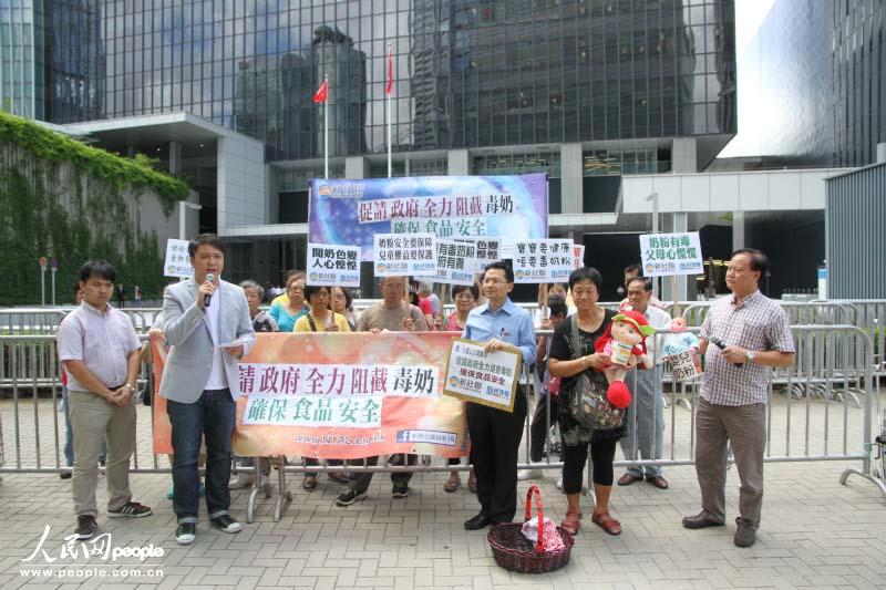 陈勇与新社联代表们在特区政府请愿