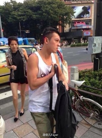 组图:陈冠希与 女友 现身东京  女友 短裙 露 美腿春
