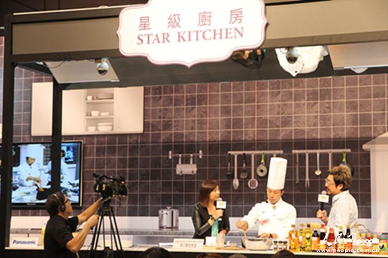 图片说明：8月15日起，香港会展中心举办第24届“美食博览”，“香港国际茶展”及“国际现代化中医药及健康产品展览会暨会议”也同时举办，来自世界各地的美食交织出一场味蕾的盛宴。（摄影：陈典）