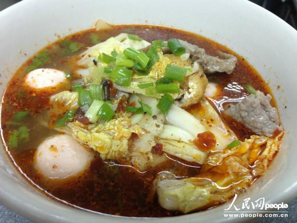 赵宇捷制作的”小竹篓冒菜“的麻辣烫。(摄影:曹海扬)