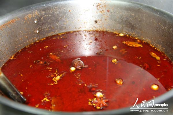 赵宇捷正在熬制正宗的四川麻辣烫汤料。(摄影:曹海扬)
