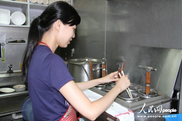 赵宇捷正在制作麻辣烫。(摄影:曹海扬)