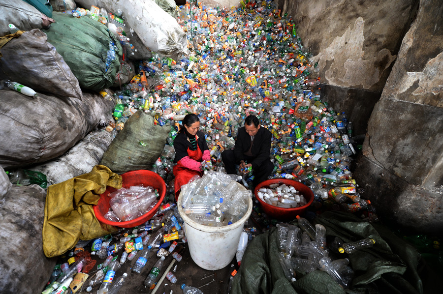 衡阳:夫妻10年收废塑料瓶供儿读大学