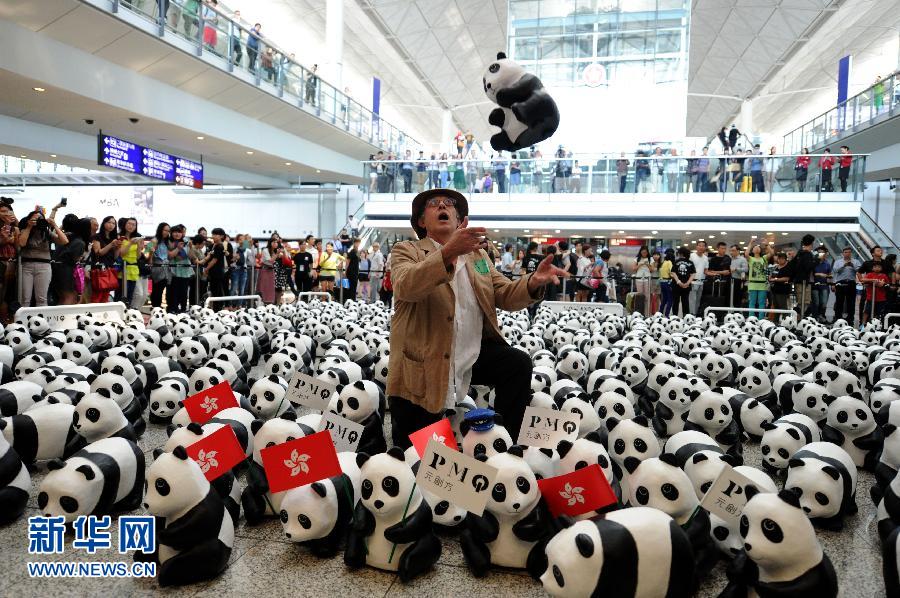 6月9日，纸制熊猫设计者、法国艺术家保罗・格朗容在新闻发布会上展示纸制熊猫。当日，1600只纸制熊猫香港巡回展在香港国际机场大堂举行新闻发布会，宣布从6月9日起至21日，这1600只纸制熊猫将在香港文化中心广场、维多利亚公园、中环皇后广场及海洋公园等十多个景点展览。新华社记者 卢炳辉 摄