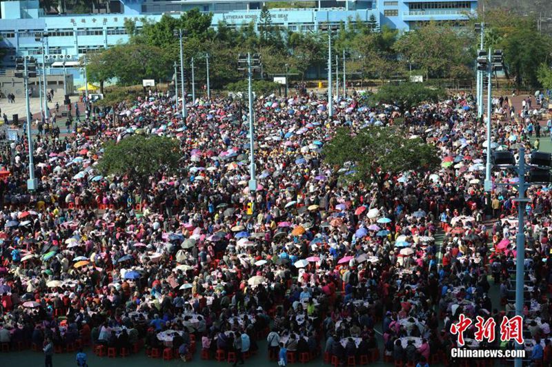 香港为万名低收入者举行冬至盆菜宴
