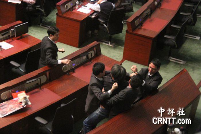 ��������Ա�����������׶�����ɳ������ǿ��̧���������������� �˹�Ӣ�㣩