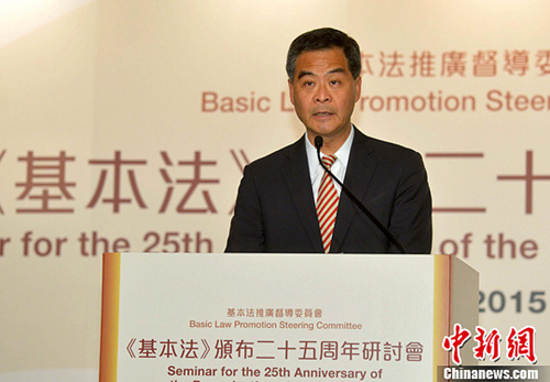 4月4日，香港特区行政长官梁振英出席“中华人民共和国香港特别行政区《基本法》颁二十五周年研讨会”，并作主题演讲。中新社发 张宇 摄