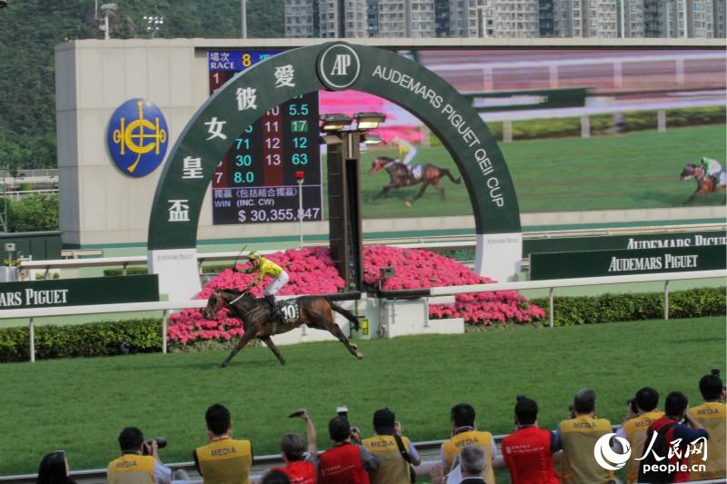 1、骑师布文驾驭的香港赛马“明月千里”率先冲过终点。（摄影：郭晓桐）