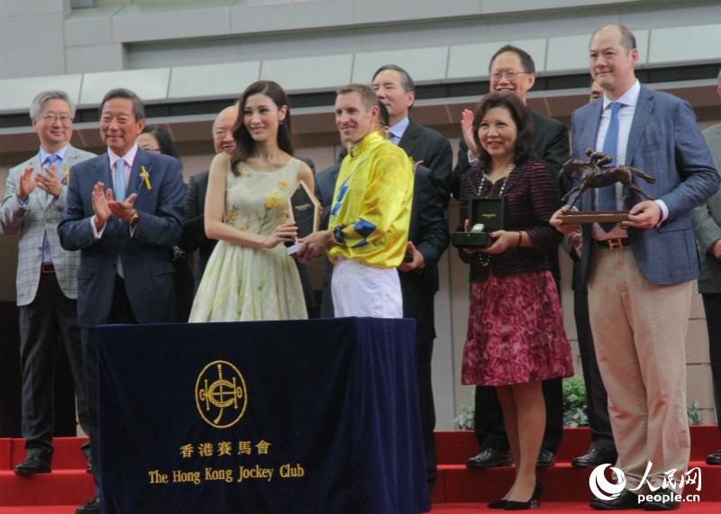 2、赛事形象大使李嘉欣为夺冠骑师颁发奖杯。（摄影：郭晓桐）