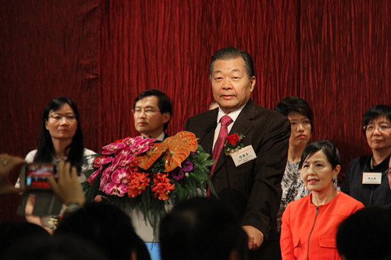 香港特区新闻界庆祝国庆筹备委员会执委会主席张国良为祖国献上生日