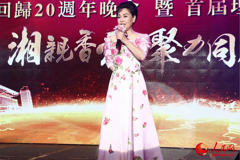 中国歌唱家李谷一演唱歌曲《我和我的祖国》，祝贺香港回归祖国20周年（摄影：辜雨晴）
