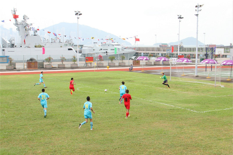 香港明星足球队与驻港部队足球队拼抢激烈，最终打平。（摄影：吴玉洁）