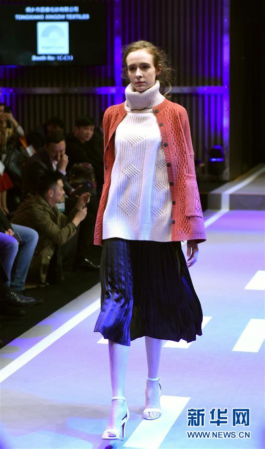 1月16日，模特在香港时装节展示秋冬新款女装。