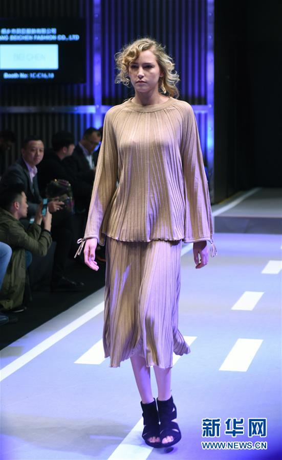 1月16日，模特在香港时装节展示秋冬新款女装。