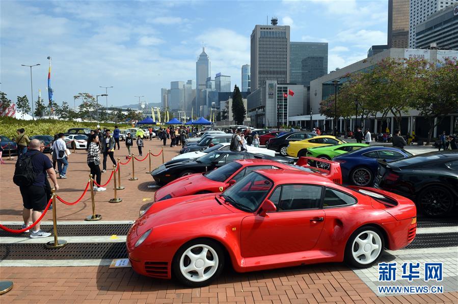 这是1月20日在香港拍摄的车展活动现场。