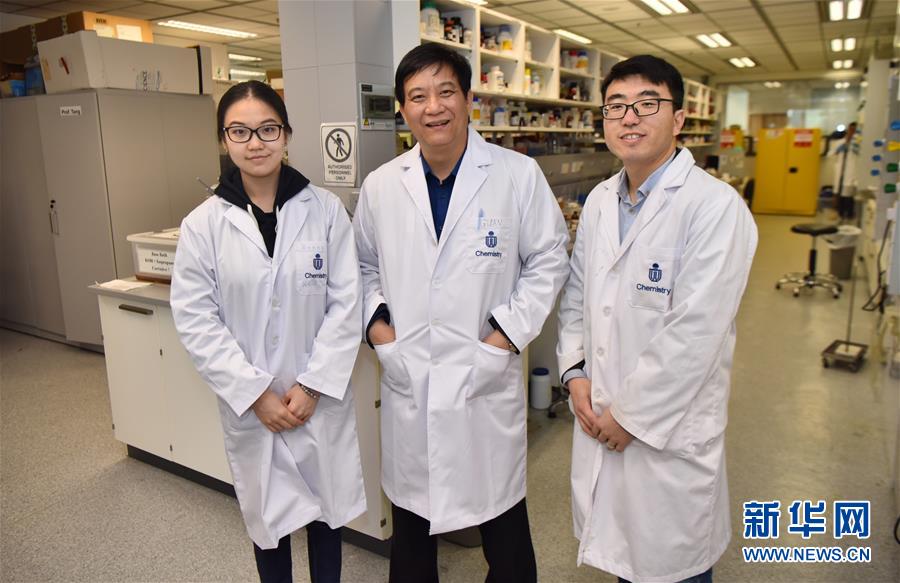 1月18日，唐本忠（中）和他的学生在实验室里。