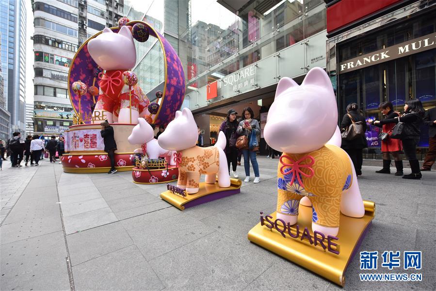 这是香港尖沙咀一家商场的新春装饰（1月24日摄）。