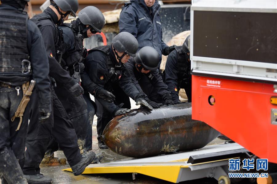 2月1日，在香港湾仔一处工地，香港警方拆弹队员将处理完毕的炸弹装车运走。新华社发（王申 摄）