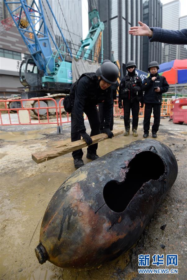 2月1日，在香港湾仔一处工地，香港警方拆弹队员在处理弹体。