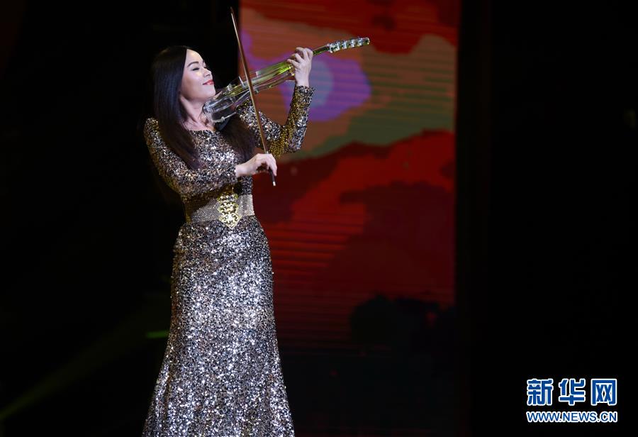 2月4日，演员郭蓉在表演电小提琴《红旗飘飘》。