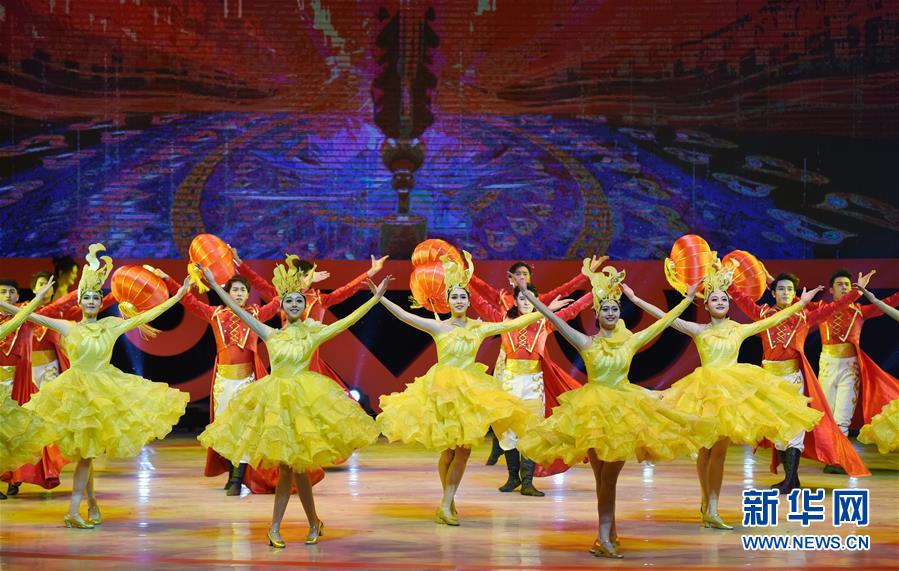 2月4日，演员在表演开场舞《祥瑞中国》。