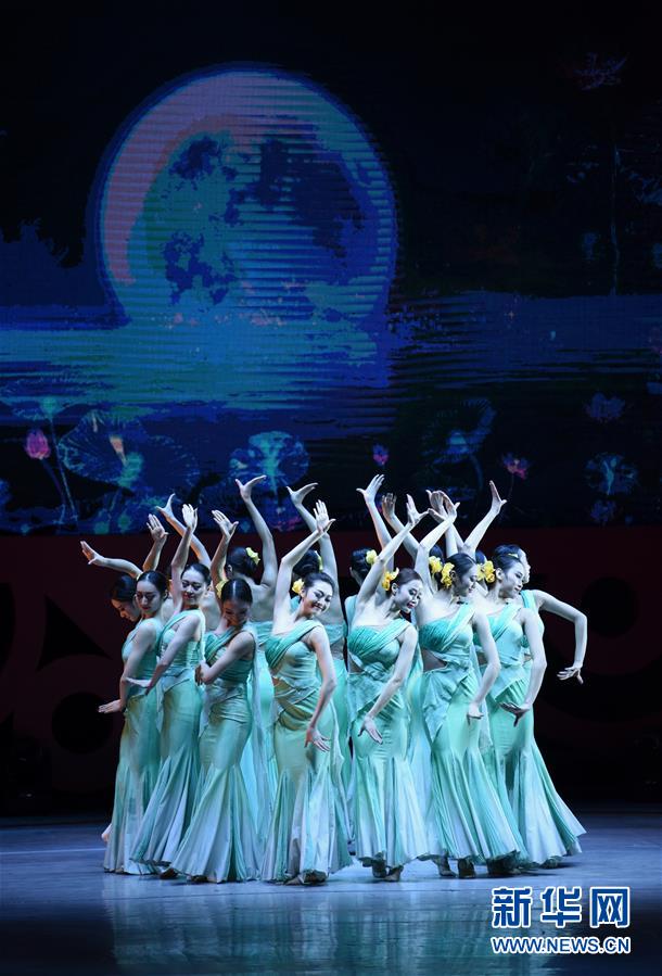 2月4日，演员在表演傣族舞《香江・水色》。