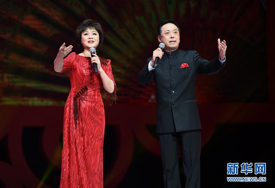 2月4日，李胜素（左）、于魁智在表演交响京剧《蝶恋》。