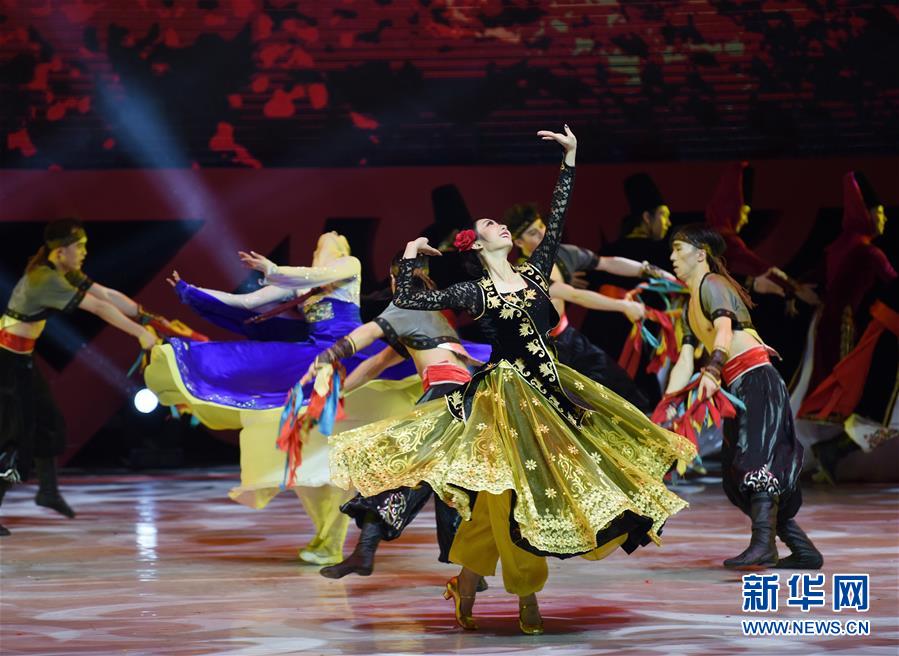 2月4日，演员在表演舞蹈《万紫千红总是春》。