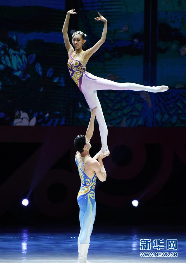 2月4日，演员在表演杂技《肩上芭蕾》。
