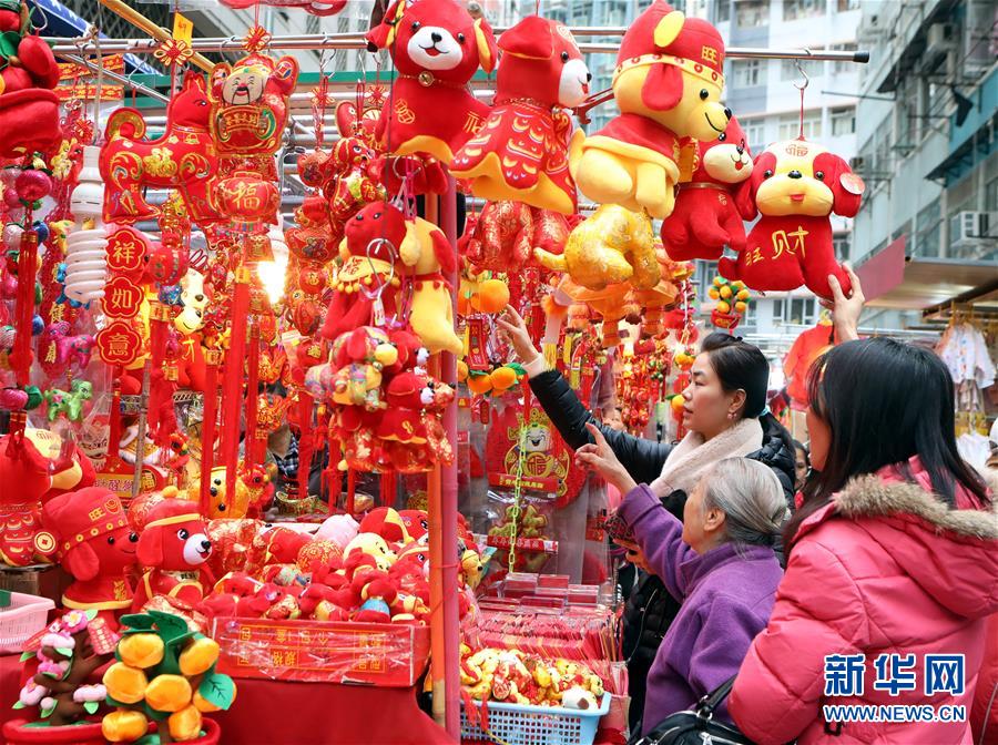 2月4日，人们在香港湾仔一处街市选购春节饰品。