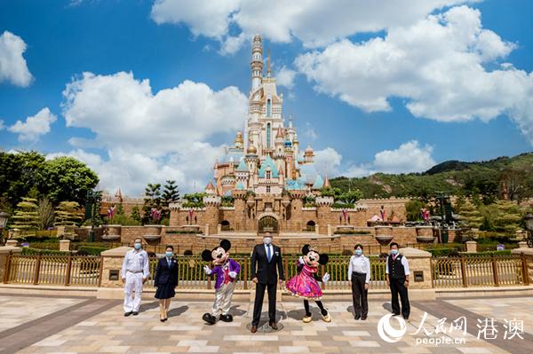 香港迪士尼乐园度假区行政总裁莫伟庭及演艺人员。