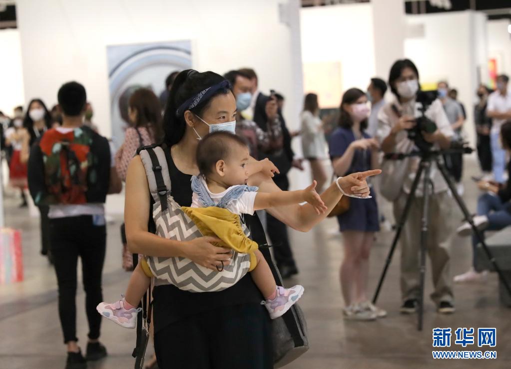 5月19日，观众在巴塞尔艺术展香港展会上参观。新华社记者 吴晓初 摄