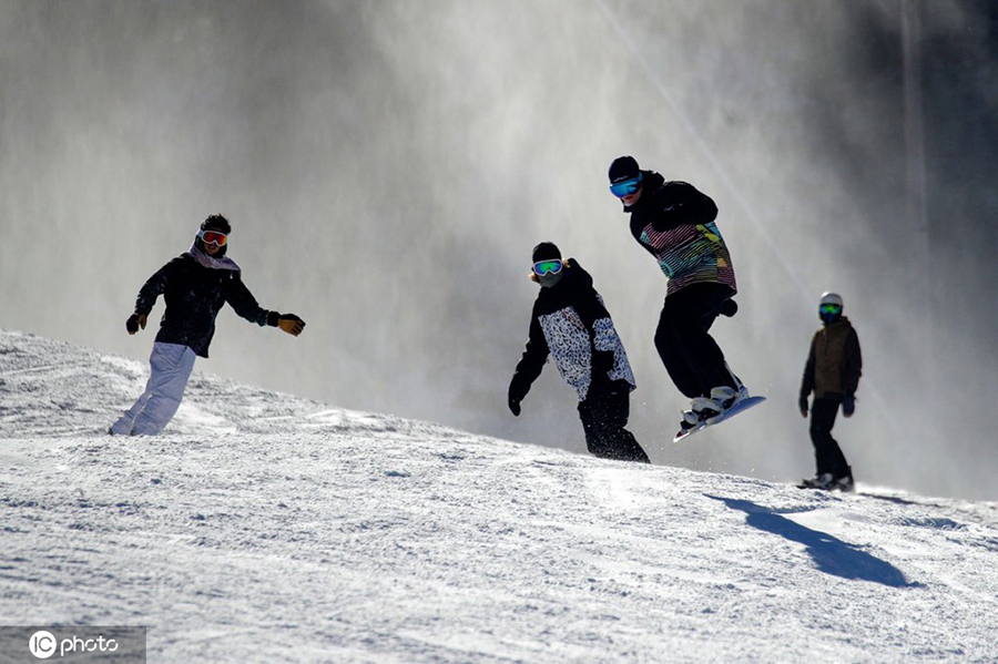 美国田纳西州迎降雪 游客尽享滑雪乐趣