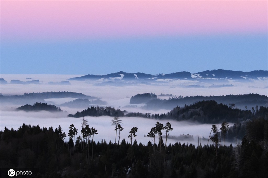 瑞士伯尔尼州云雾缥缈宛如仙境