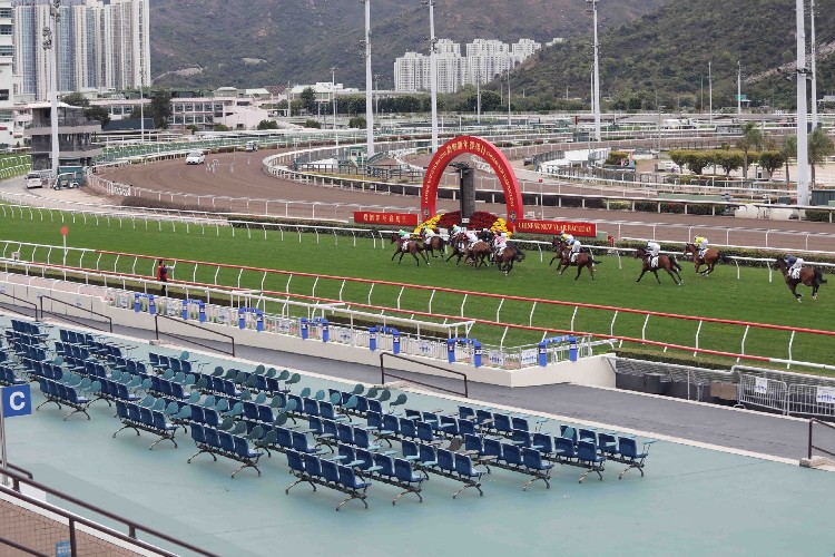 “农历新年赛马日”比赛现场。香港赛马会供图