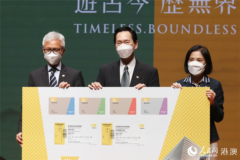 传媒简布会嘉宾与香港故宫门票样本合影 。人民网实习生 吴樱柠摄