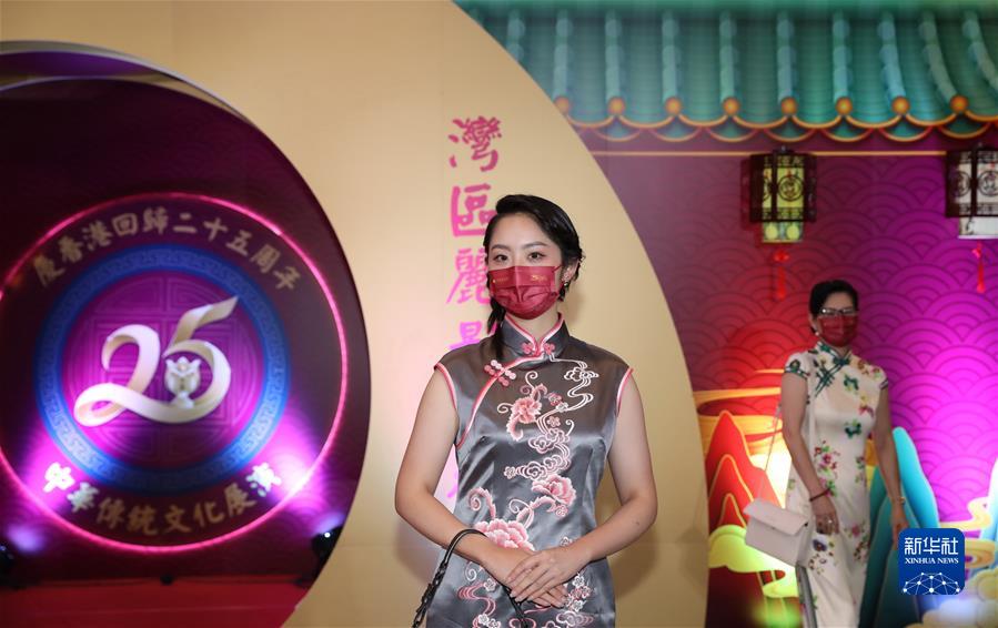 6月15日，香港岛妇女联会为庆祝香港回归祖国25周年，于香港会议展览中心举行中华传统文化展演“诗词歌赋颂中华 湾区丽影耀香江”活动。新华社记者 吴晓初 摄