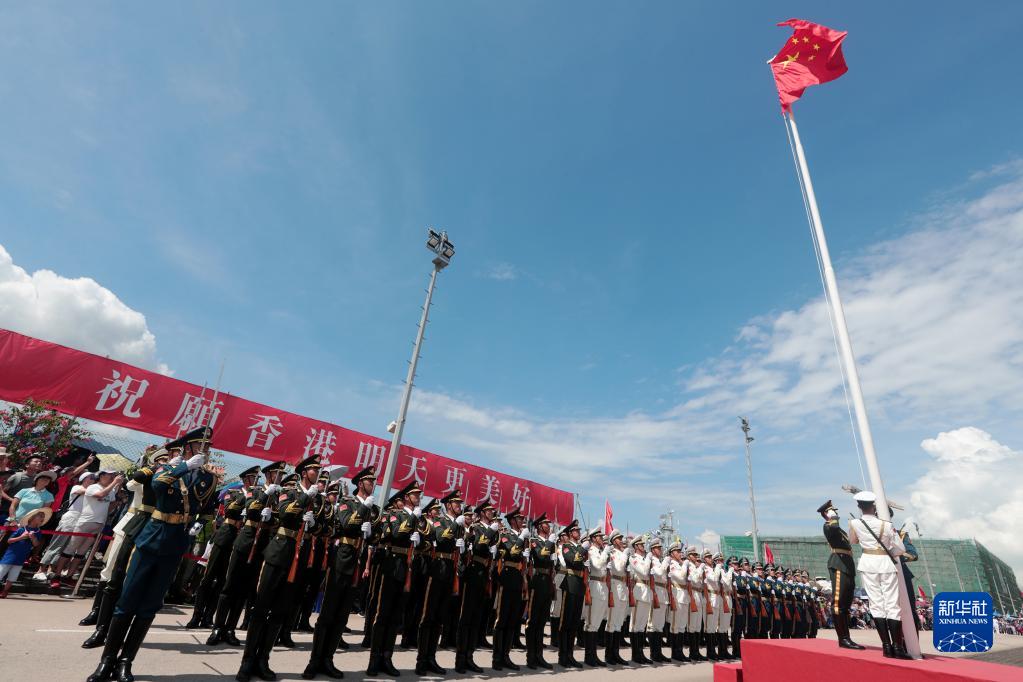 　　驻香港部队某旅装步一连官兵组织升国旗仪式（2019年6月30日摄）。新华社发（易定 摄）