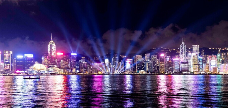 维港两岸海傍多个地点设置光束灯，点亮香港的夜空。香港旅游发展局供图